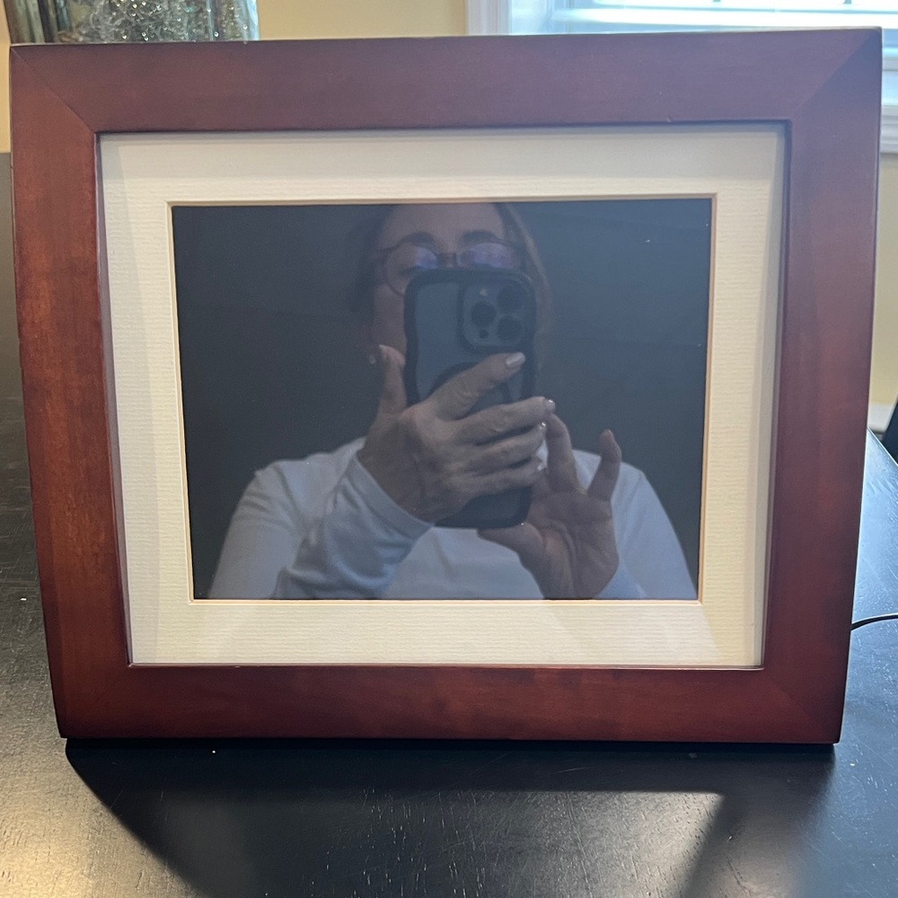 Digital Photo Frame with Wooden Finish